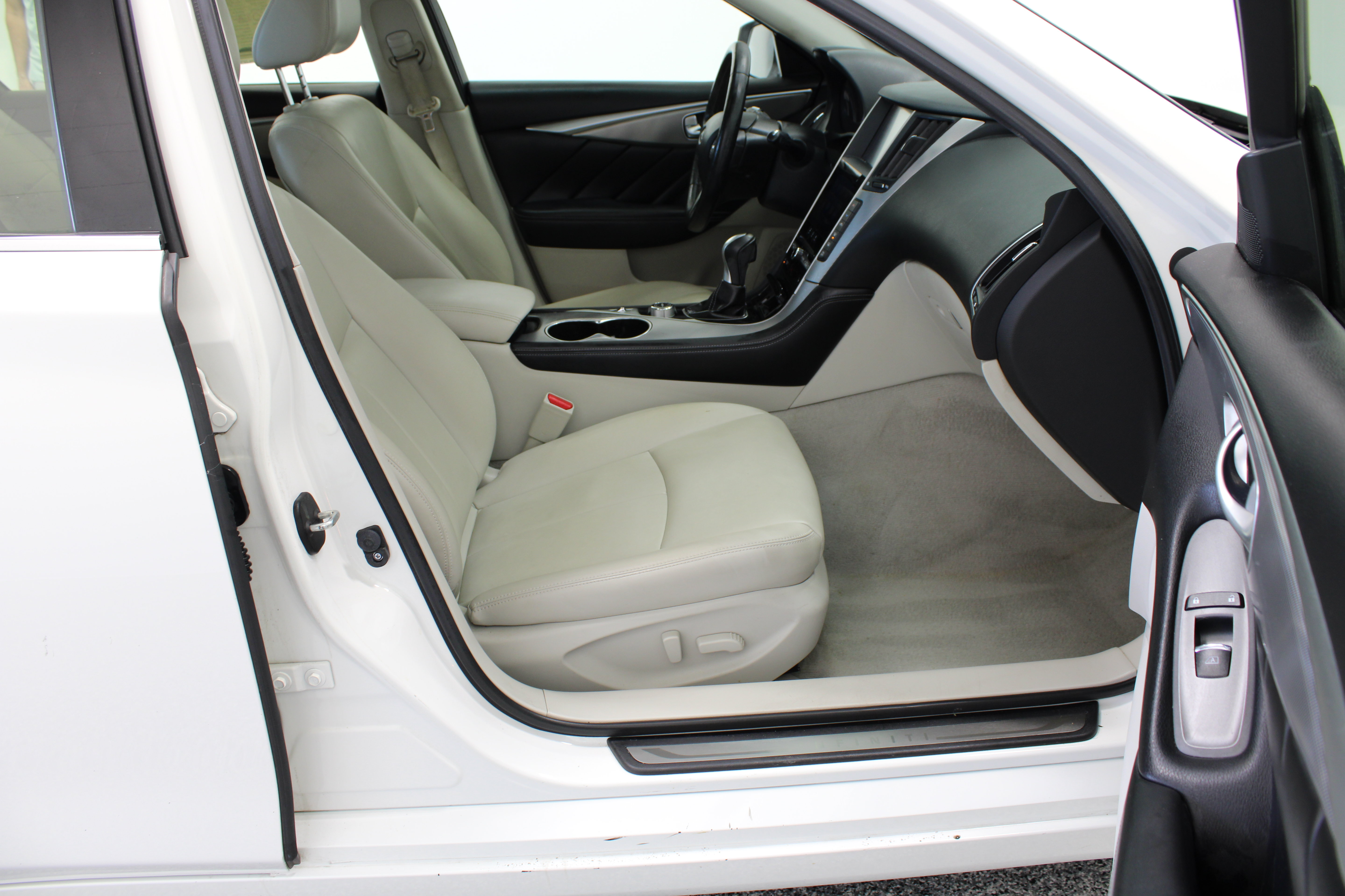 Used 2015 INFINITI Q50 Premium AWD/4WD image 37