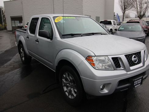 Used 2020 Nissan Frontier SV image 2