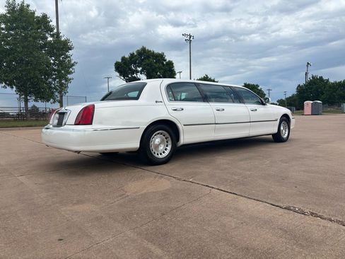 Used 1999 Lincoln Town Car Executive RWD image 23