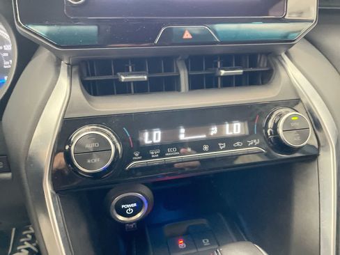 Used 2024 Toyota Venza LE AWD/4WD image 18