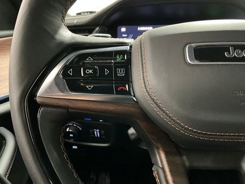 Used 2025 Jeep Grand Cherokee Summit image 17