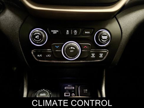 Used 2017 Jeep Cherokee Latitude w/ Cold Weather Group image 22