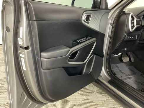 Used 2025 Kia Soul LX w/ LX Technology Package FWD image 13