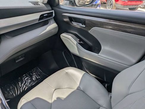 Used 2021 Toyota Highlander Platinum FWD image 16