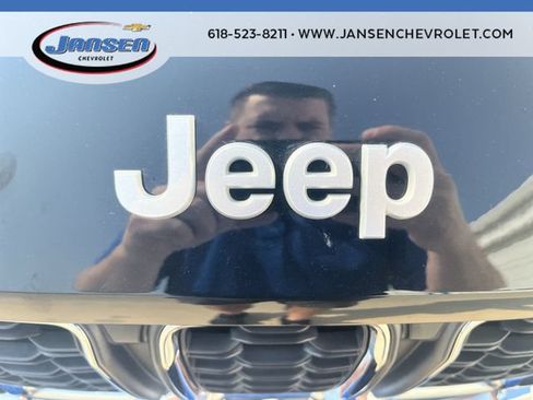 Used 2025 Jeep Grand Cherokee Laredo AWD/4WD image 30