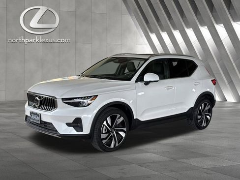 Used 2025 Volvo XC40 B5 Plus image 3