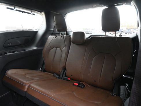 Used 2021 Chrysler Pacifica Limited w/ Uconnect Theater Family Group image 21