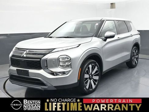 Used 2025 Mitsubishi Outlander SE AWD/4WD image 1