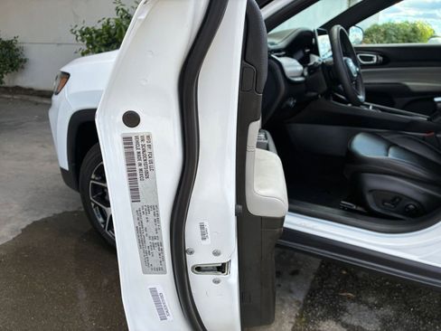 Used 2025 Jeep Compass Limited image 30