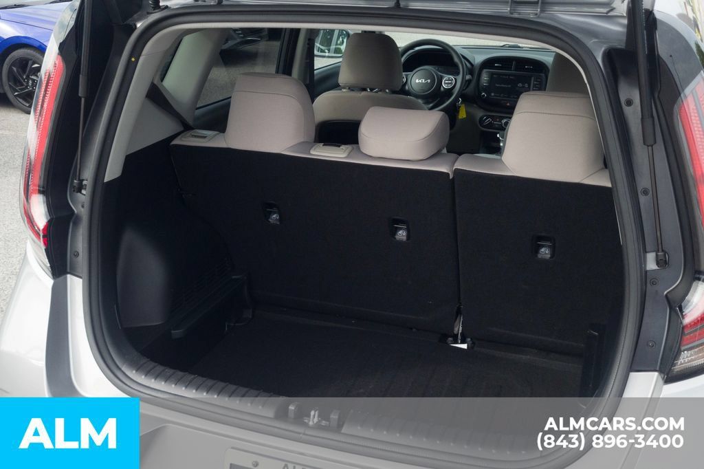 Used 2025 Kia Soul LX w/ LX Technology Package FWD image 8