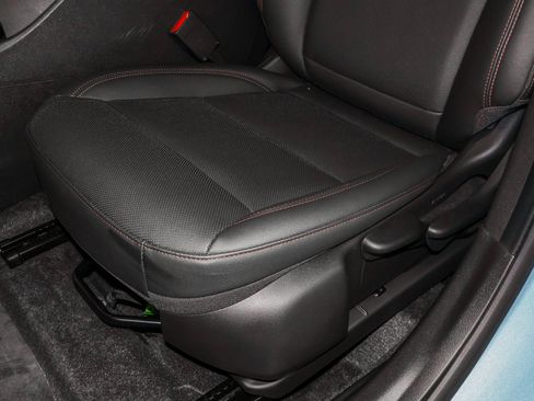Used 2025 Chevrolet Trax RS FWD image 24