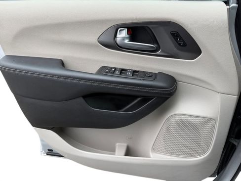 Used 2024 Chrysler Pacifica Touring-L image 20