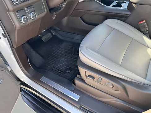 Used 2023 GMC Yukon XL SLT image 28