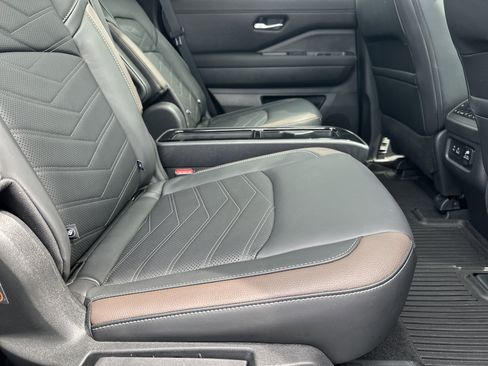 Used 2025 Nissan Pathfinder Platinum image 16