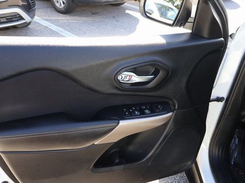 Used 2017 Jeep Cherokee Latitude w/ Safety/Convenience Group image 10