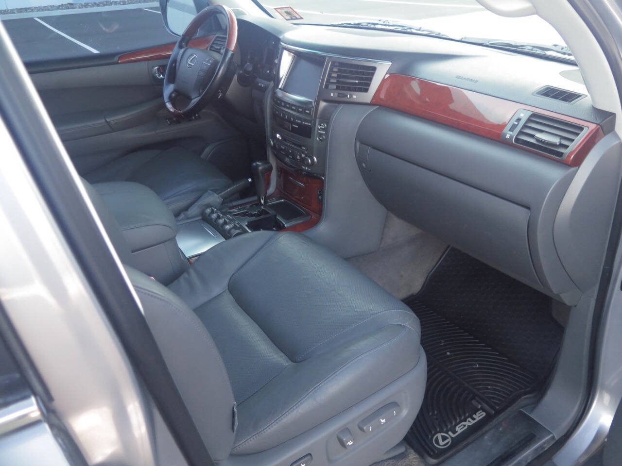 Used 2008 Lexus LX 570 4WD w/ Technology Pkg image 28