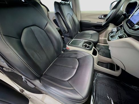 Used 2023 Chrysler Pacifica Touring-L image 16