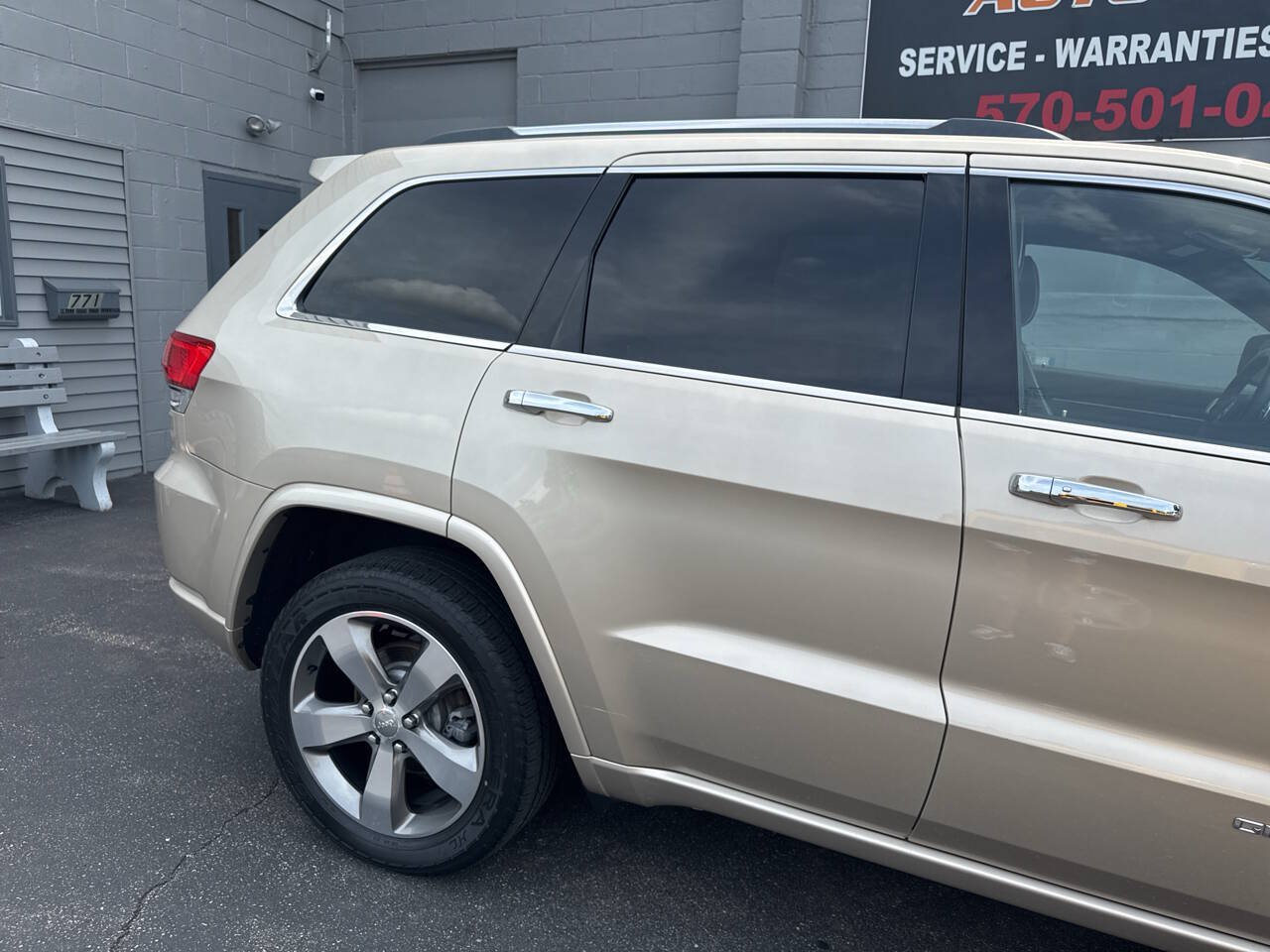 Used 2014 Jeep Grand Cherokee Overland w/ Advanced Technology Group AWD/4WD image 9