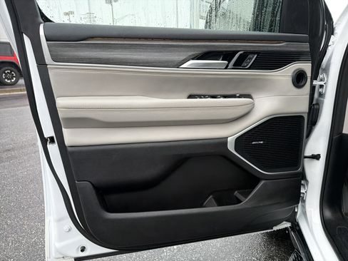 Used 2024 Jeep Wagoneer Series II w/ Flexible Seating Group image 11