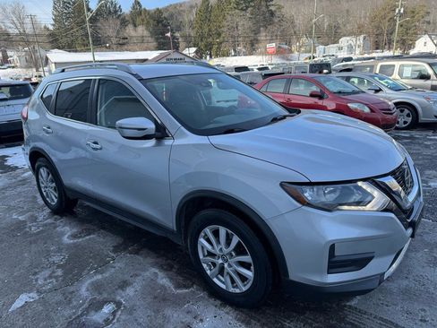 Used 2019 Nissan Rogue SV image 3