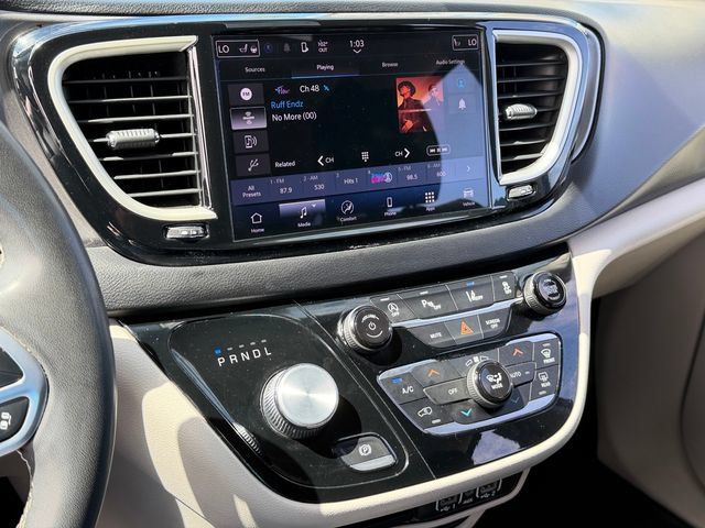 Used 2022 Chrysler Pacifica Touring-L FWD image 19