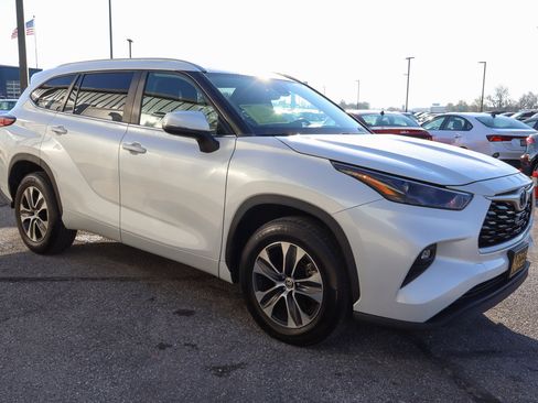 Used 2023 Toyota Highlander XLE image 3