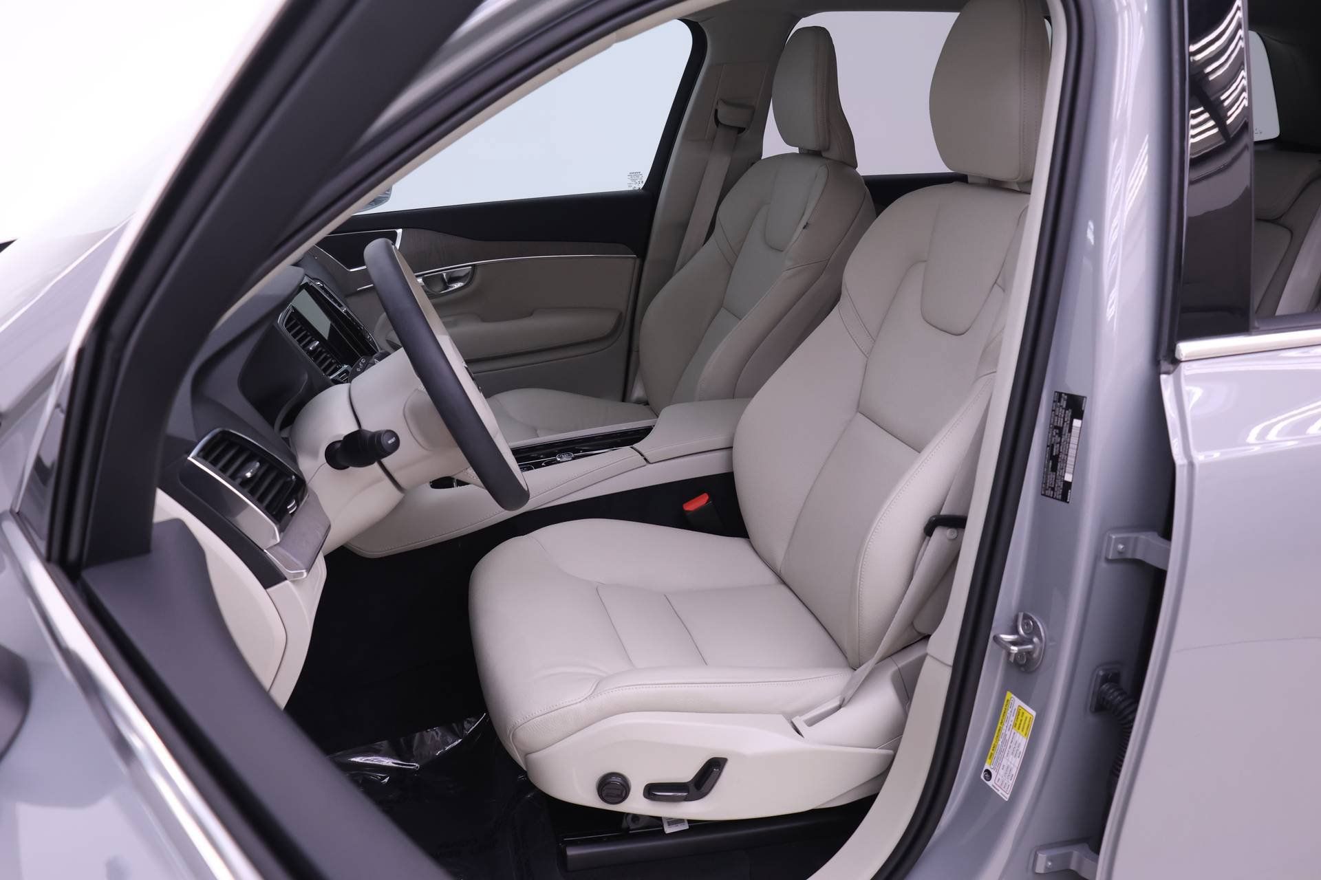 Certified 2025 Volvo XC90 T8 Plus w/ Protection Package Premier AWD/4WD image 7