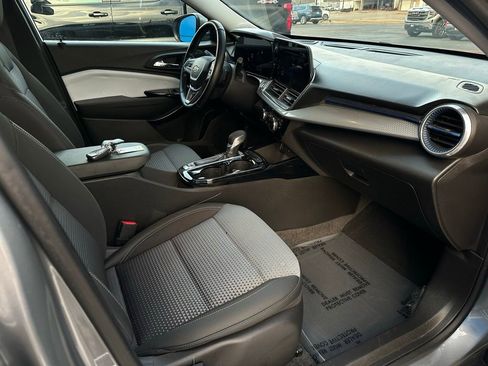 Used 2024 Chevrolet Trax LT w/ LT Convenience Package image 17