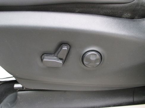 Used 2024 Chrysler Pacifica Touring-L FWD image 15