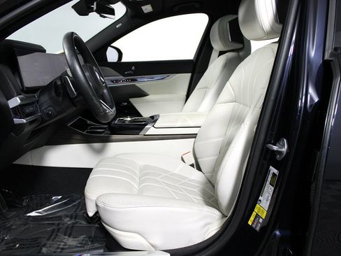 Used 2023 BMW i7 xDrive60 AWD/4WD image 7