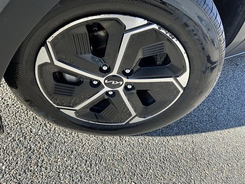 Used 2023 Kia Niro EX image 2