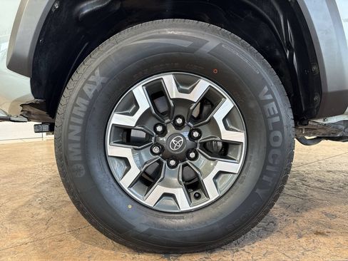 Used 2023 Toyota Tacoma TRD Off-Road w/ Technology Package RWD image 10
