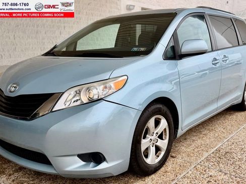 Used 2015 Toyota Sienna LE image 1