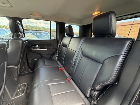 Used 2010 Jeep Liberty Limited w/ Tire & Wheel Group AWD/4WD image 23