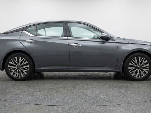 Used 2025 Nissan Altima 2.5 SV FWD image 11
