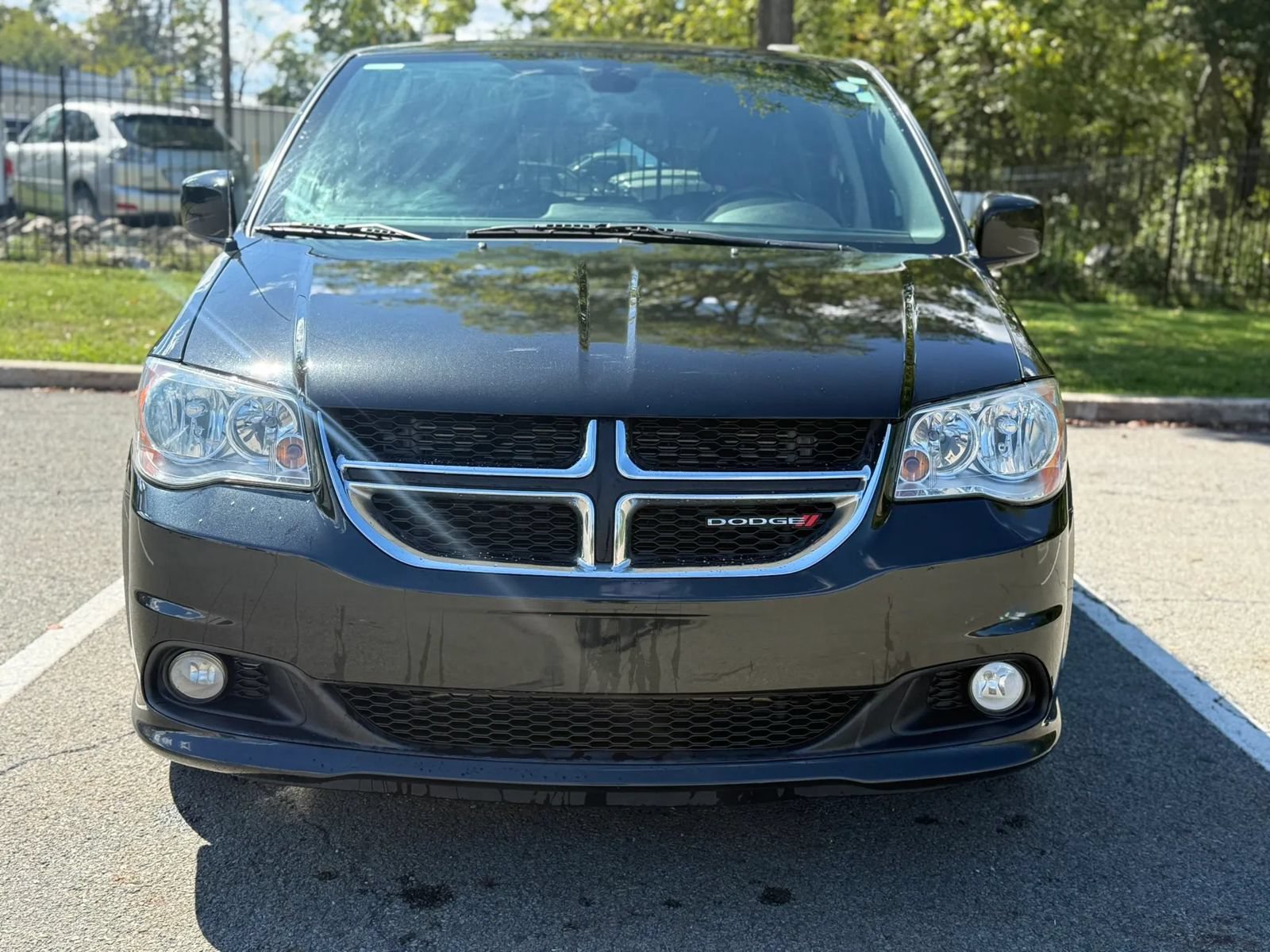 Used 2019 Dodge Grand Caravan SXT FWD image 2