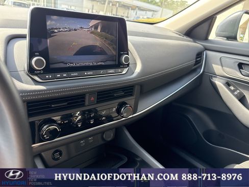 Used 2024 Nissan Rogue S FWD image 9