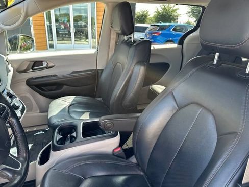 Used 2020 Chrysler Pacifica Touring-L Plus FWD image 25