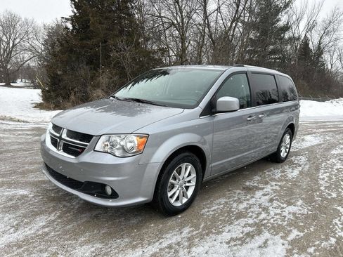 Used 2019 Dodge Grand Caravan SXT image 2
