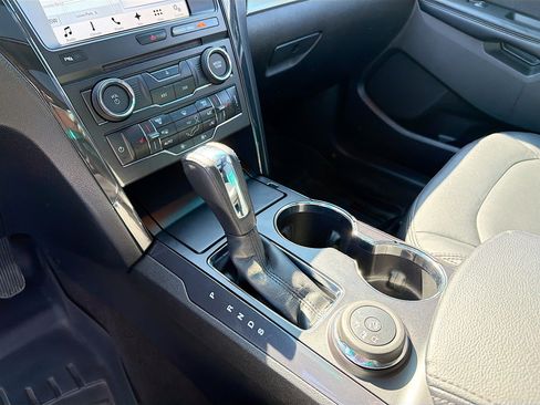 Used 2017 Ford Explorer XLT w/ Equipment Group 202A AWD/4WD image 11