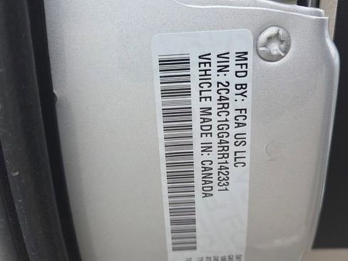Used 2024 Chrysler Pacifica Limited FWD image 6