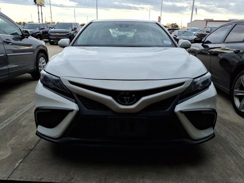 Used 2024 Toyota Camry SE image 3