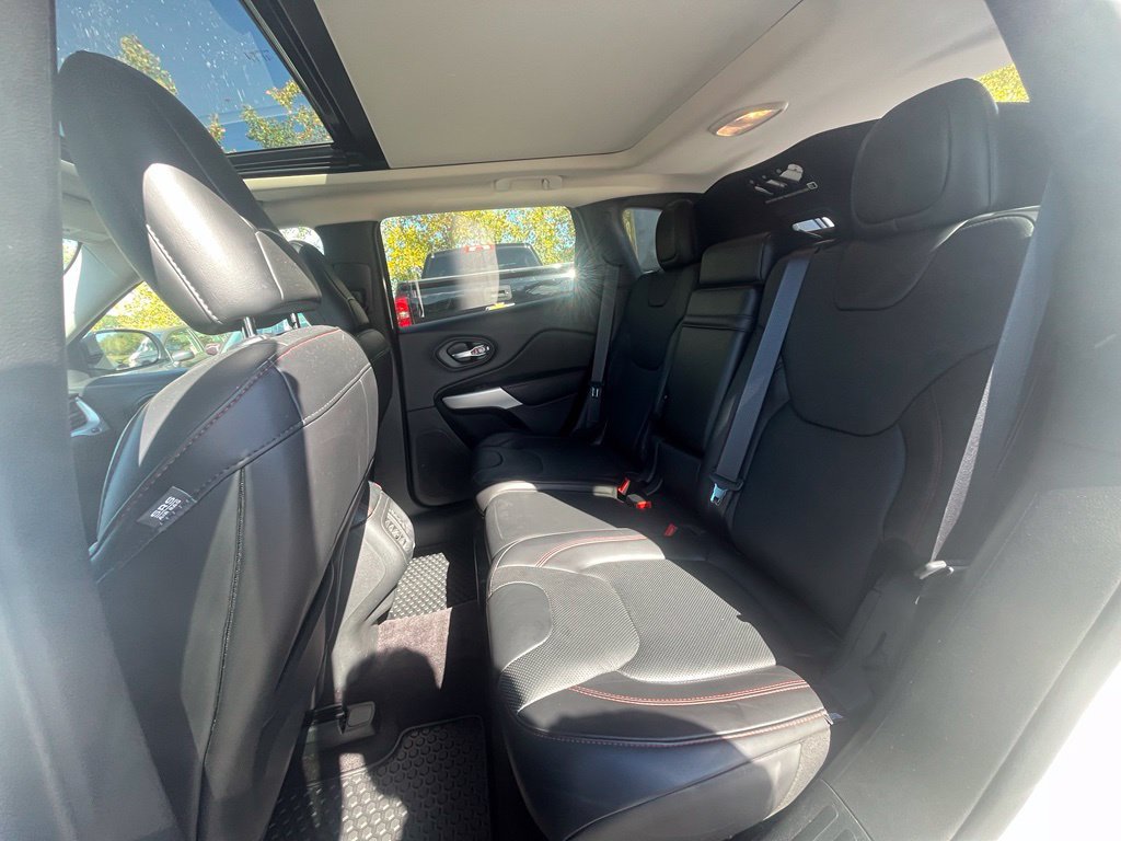 Used 2017 Jeep Cherokee Trailhawk AWD/4WD image 25