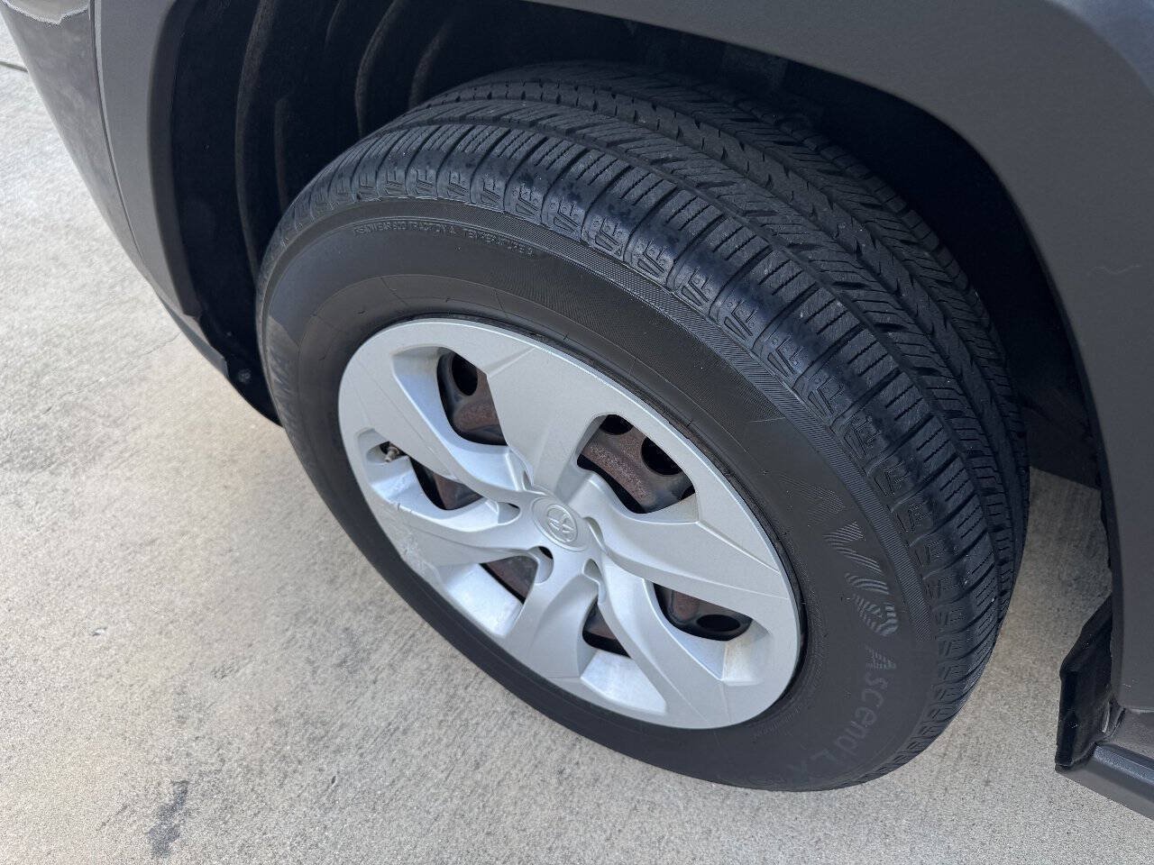 Used 2019 Toyota RAV4 LE FWD image 39