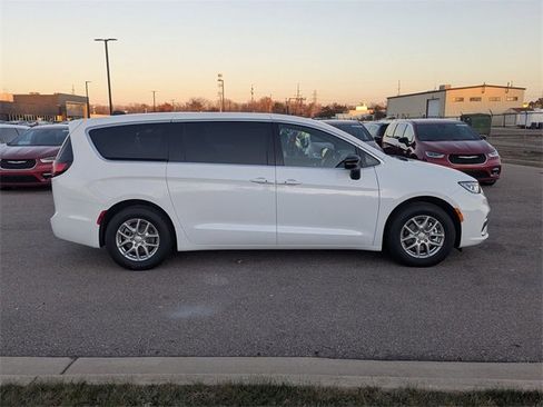 New 2026 Chrysler Pacifica Select image 2