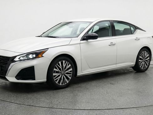 Used 2025 Nissan Altima 2.5 SV image 3
