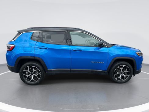 Used 2025 Jeep Compass Limited AWD/4WD image 4