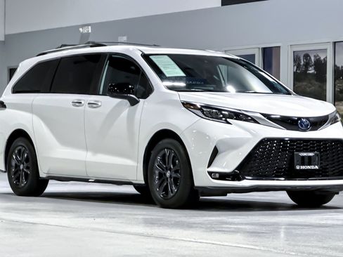 Used 2024 Toyota Sienna XSE AWD/4WD image 7