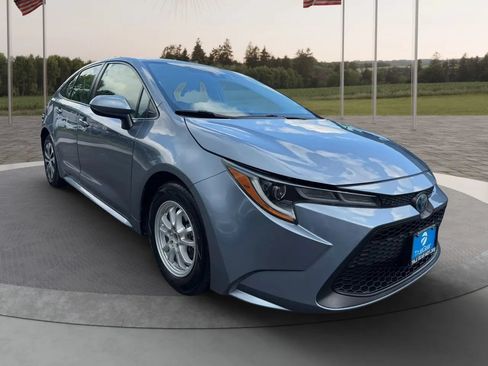 Used 2022 Toyota Corolla LE FWD image 3