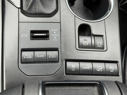 Used 2021 Toyota Highlander XLE AWD/4WD image 29